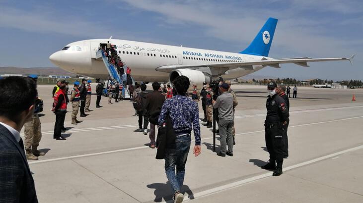 Afganistan uyruklu 227 kaçak göçmen ülkelerine gönderildi