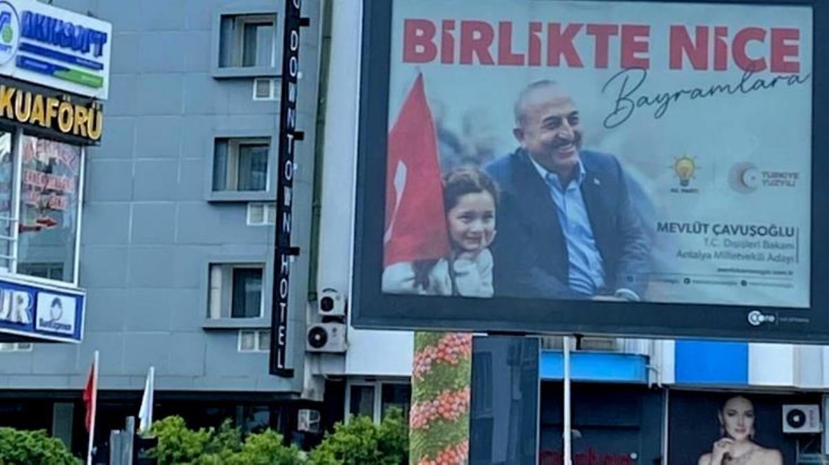 Bakan Çavuşoğlu'nun seçim afişine CHP'den itiraz! Kaldırılmasına karar verildi
