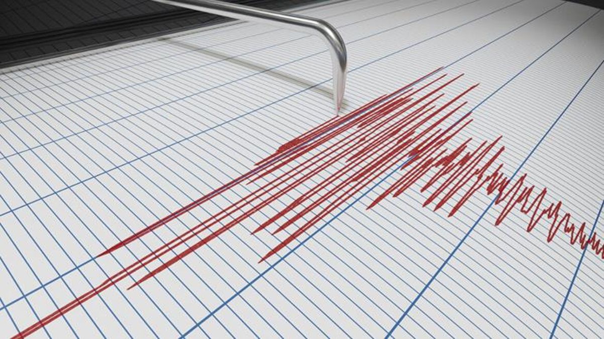 Ege Denizi'de 4.2 büyüklüğünde deprem! Çevre illerden hissedildi