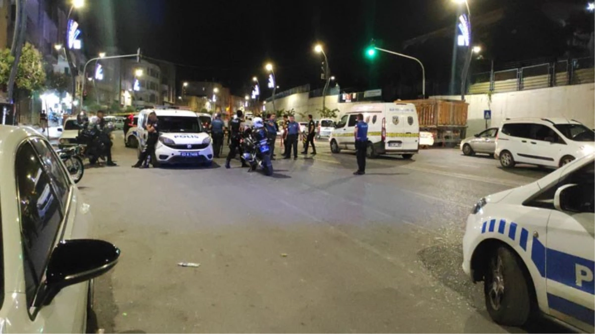 Husumetli aileler arasında bıçaklı kavga! 1'i polis 3 kişi yaralandı