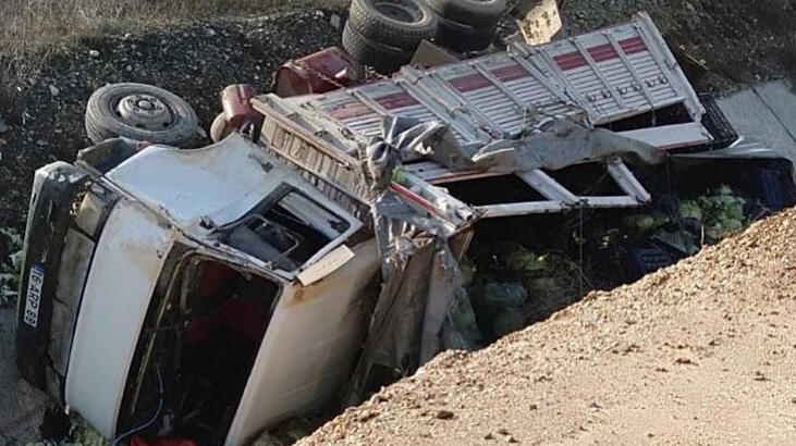 İzmir'de sebze yüklü kamyon devrildi: 2 yaralı