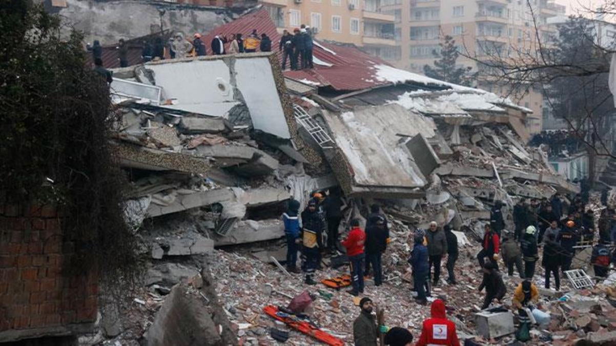 Türkiye'deki büyük felaket dünya basınının manşetlerinde: Arama çalışmaları sürüyor