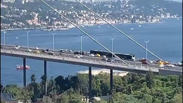 .. Köprüde metrobüs arızası! Trafiği kilitledi...