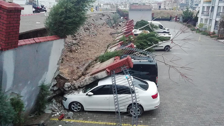 . İzmir'de feci olay! Duvar çöktü, 20 araçta hasar var