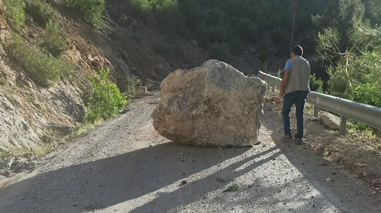 . Yola düşen kayalar nedeniyle 6 mahallenin ulaşımı kesildi!