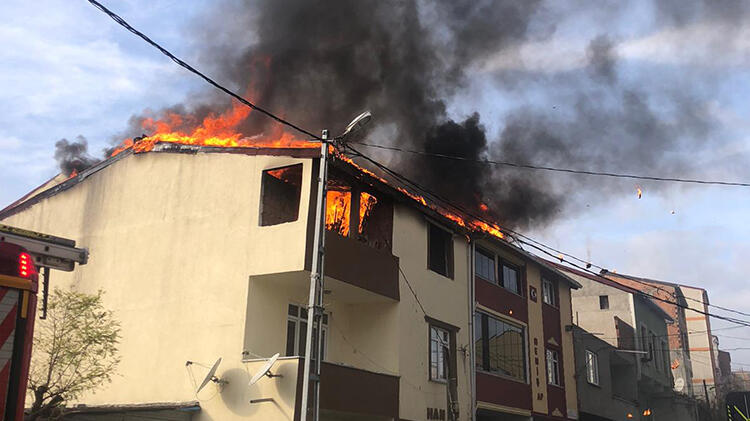  2 binanın çatısı alev alev yandı