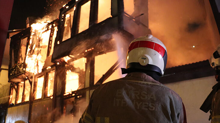  Ahşap evler alev alev yandı