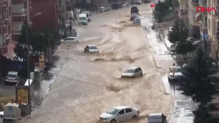  Ankara’da sağanak sele döndü! Araçlar böyle sürüklendi