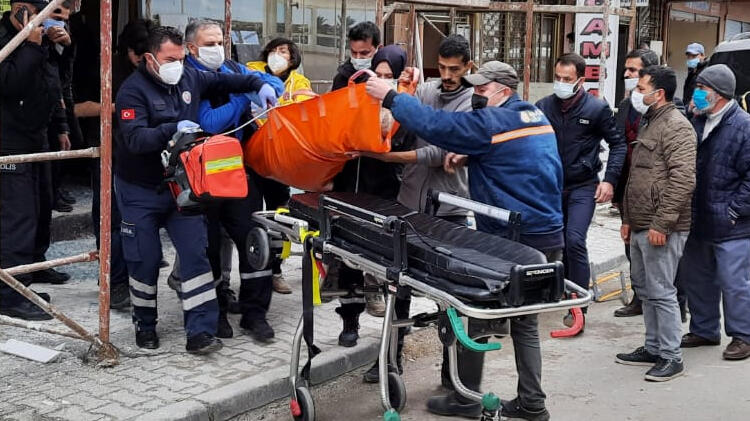  Arkadaşları ipten indirdi