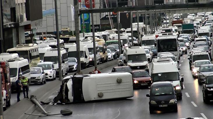  Aydınlatma direğine çarpan minibüs devrildi