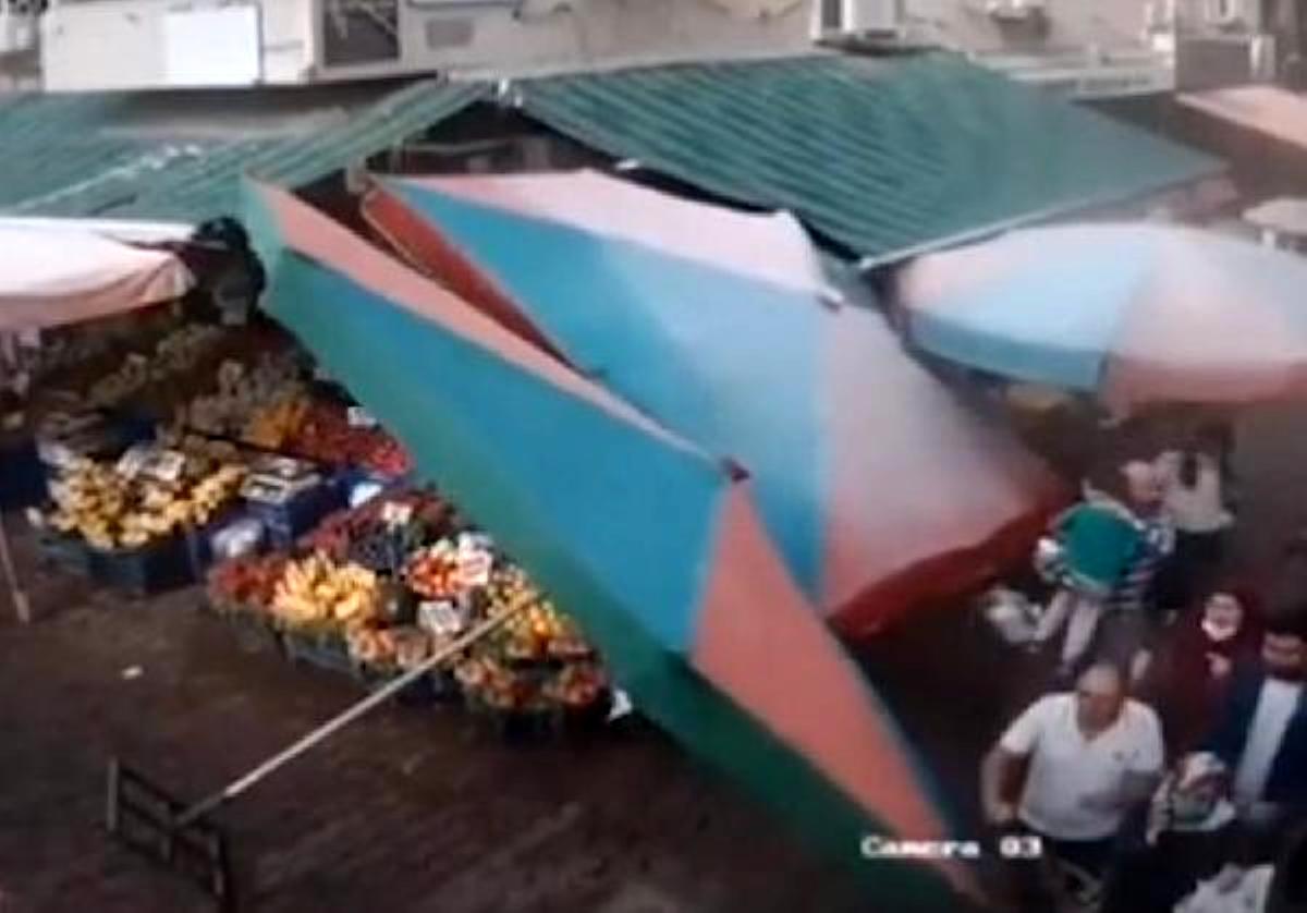  Deprem anı, pazardaki mobese kameralarına yansıdı