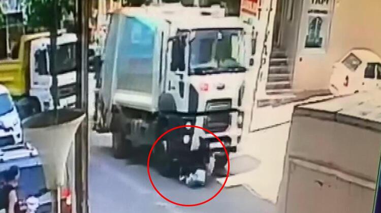  Esenyurt'ta anne ve oğlu çöp kamyonunun altında kaldı!