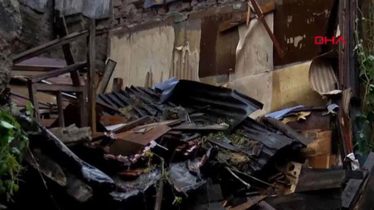  İstanbul'da 4 katlı ahşap bina çöktü