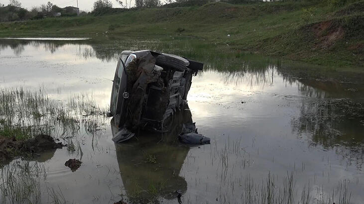  İstanbul'da akılalmaz kaza! Hafif ticari araç gölete uçtu