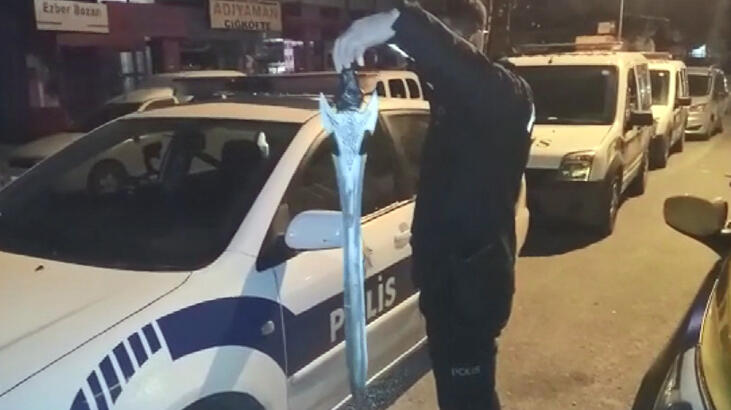  İstanbul'da büyük şok! Taksi durağına kılıçla saldırdı