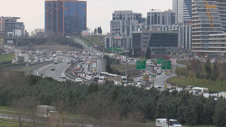  İstanbul'da hafta sonu kısıtlaması öncesi trafik yoğunluğu