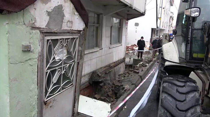  İstanbul'da kaldırım çöktü, bina boşaltıldı