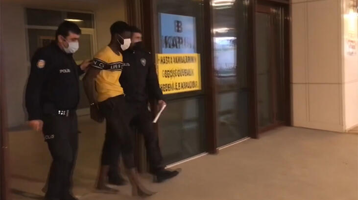  Kamerunlu kendisini sakinleştirmeye çalışan polisin elini ısırdı