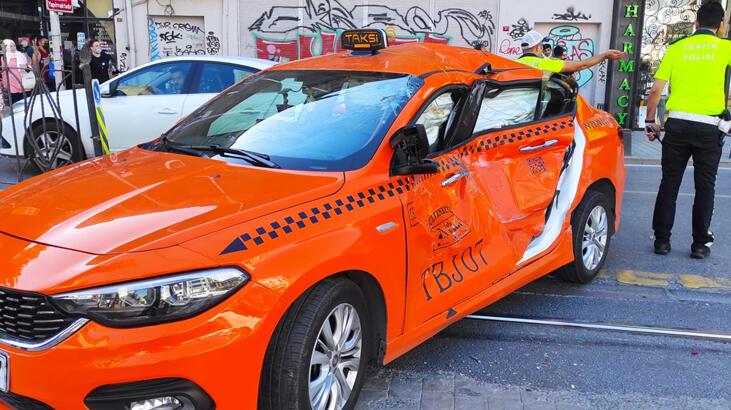  Karaköy'de tramvay yolunda kaza! Seferler durdu