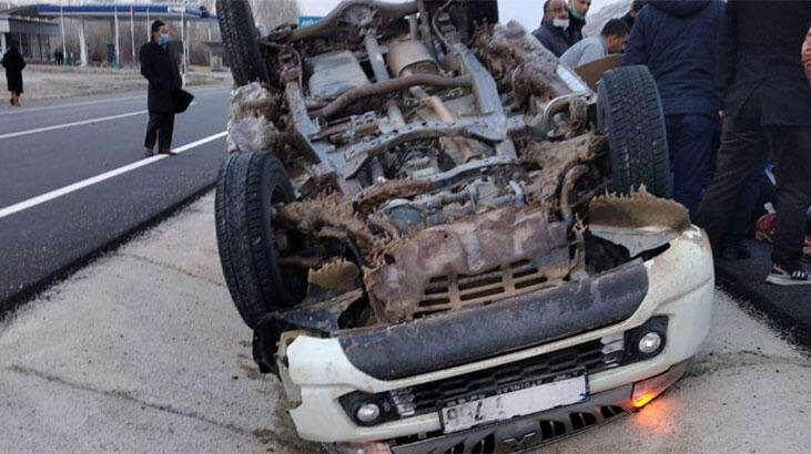  Kaza yapan araçta sıkıştılar