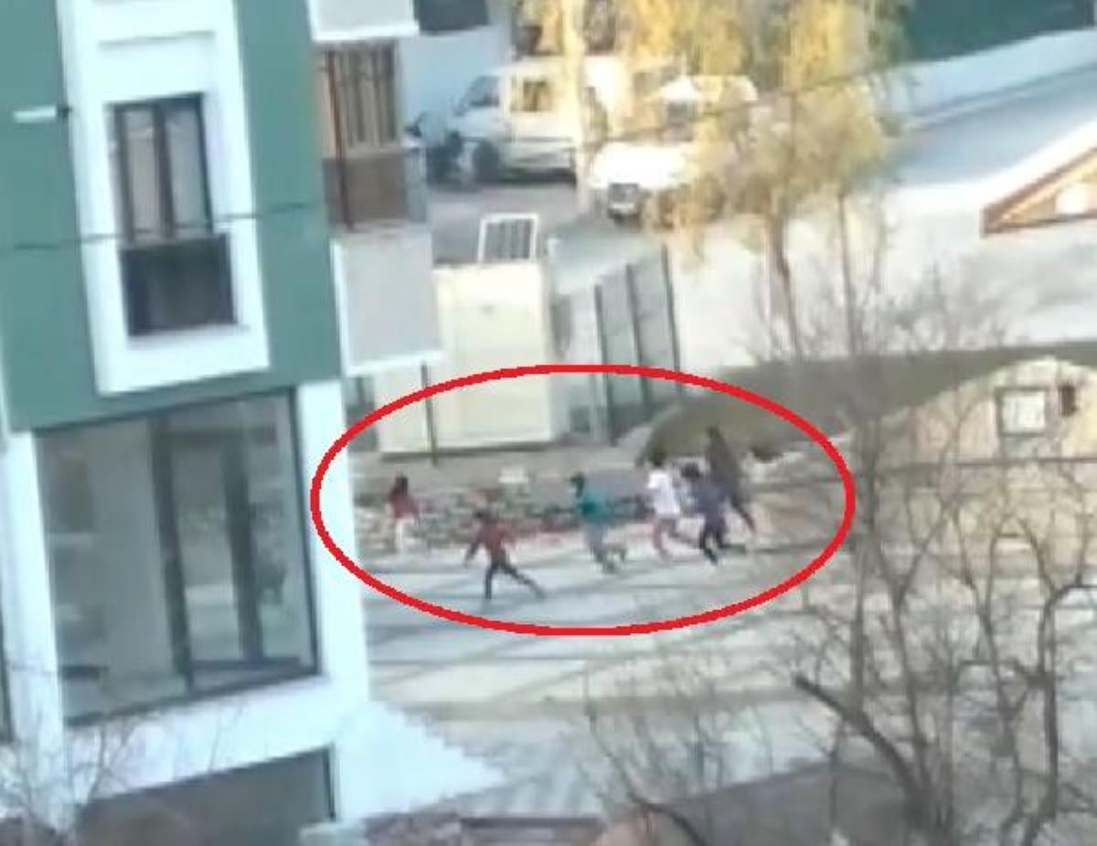 Kısıtlamaya rağmen sokakta oynayan çocukların polisten kaçma anı kamerada