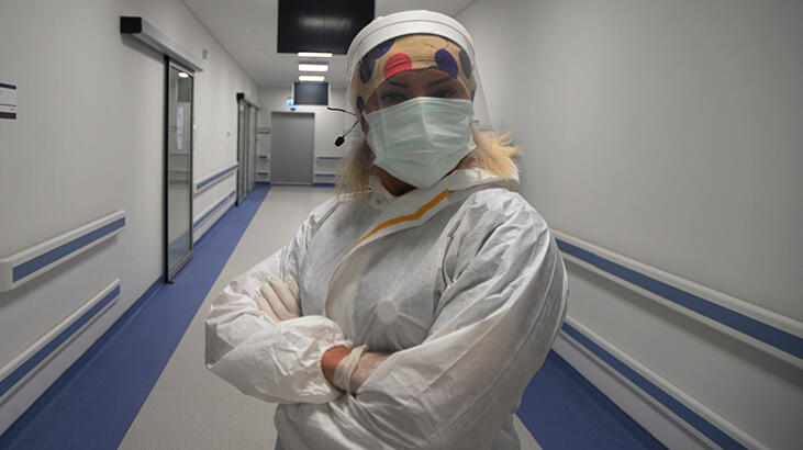  koronavirüs servisinde gönüllü çalışıyor