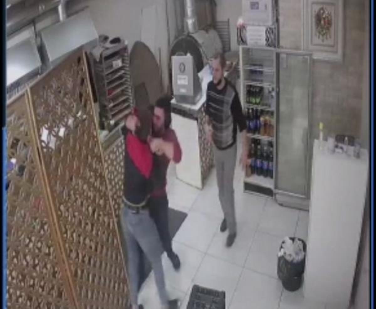  Lokantadan para çalan şüpheli ile iş yeri sahibi arasındaki arbede kamerada