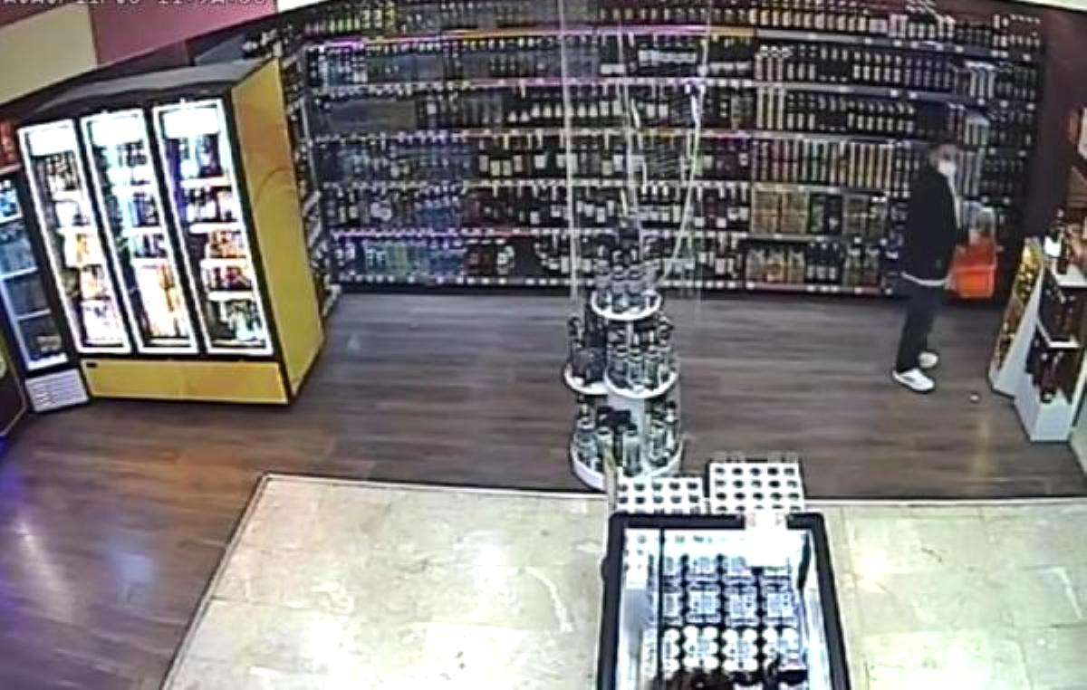  Marketlerden bebek maması ve içki çalan şüpheli güvenlik kamerasında