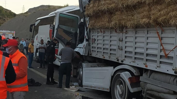  Niğde'de tır ile otobüs çarpıştı: 8 yaralı