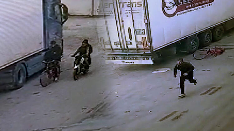  Telefonu çalan şüphelileri kovaladı