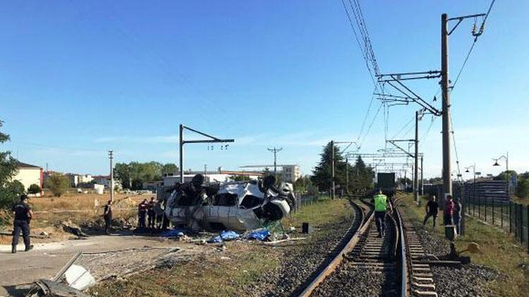  Yük treni minibüse çarptı! Ölü ve yaralılar var