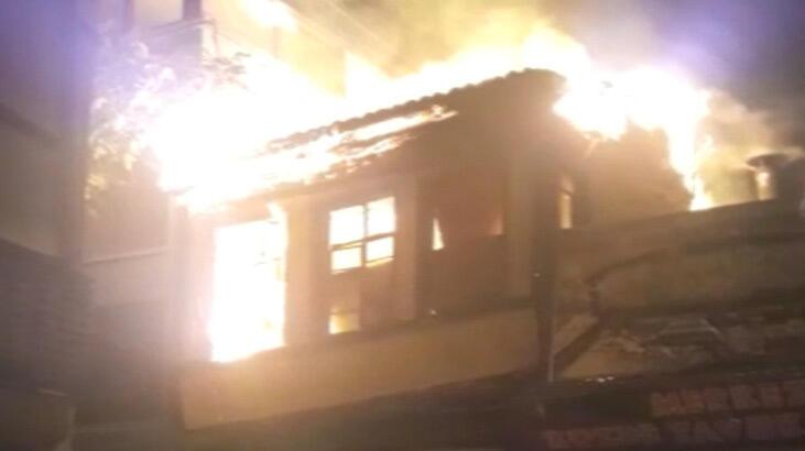 110 yıllık ahşap bina yangında çöktü! 1 itfaiye eri yaralandı