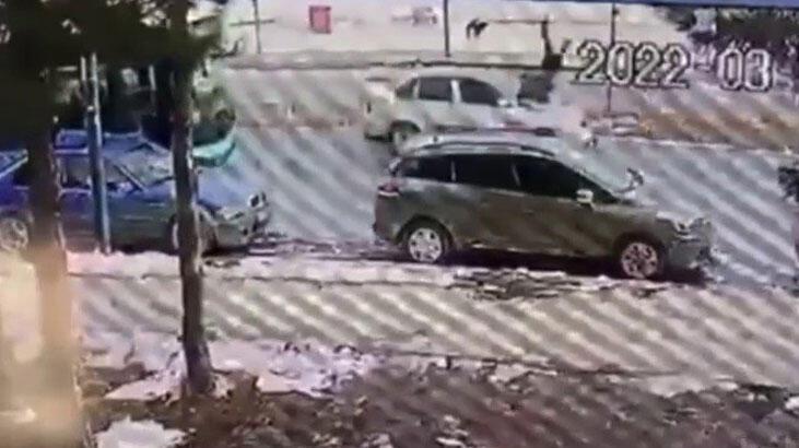 12 yaşındaki çocuğa köpekten kaçarken otomobil çarptı