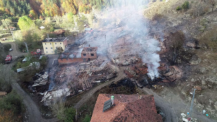 14 haneli köyde 10 ev ve cami yandı