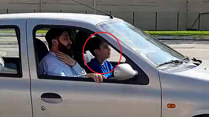 14 yaşındaki çocuğun, yanında babasıyla otomobil kullanma anı kamerada