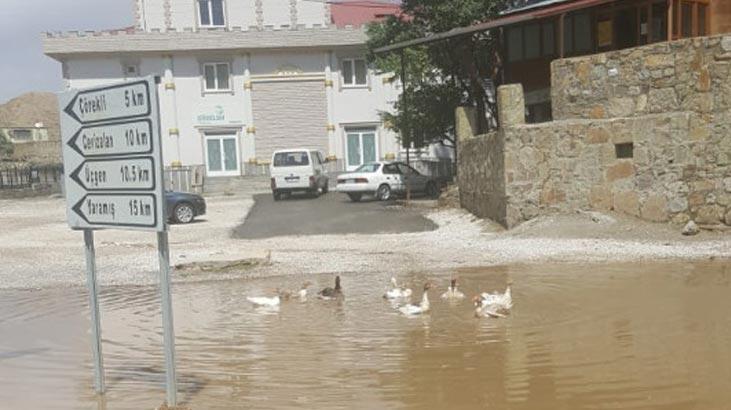 15 dakika yetti! Ev ve dükkanlar su altında kaldı