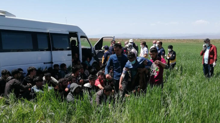 15 kişilik minibüste 56 kaçak göçmen! Kaçmak isterken yakalandı