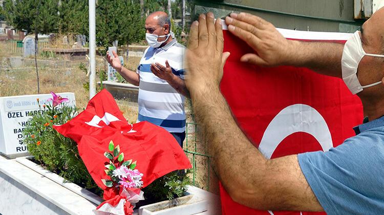 15 Temmuz şehidi kardeşinin mezarını ziyaret edip, Türk bayrağı astı