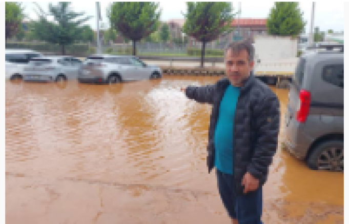 2 gün önce aldığı aracının sular içinde kaldığını görünce büyük üzüntü yaşadı
