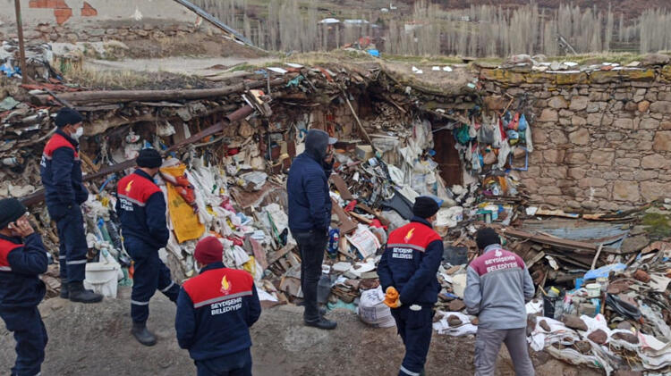 2 katlı evinde, 20 yıl boyunca 12 ton çöp biriktirmiş!