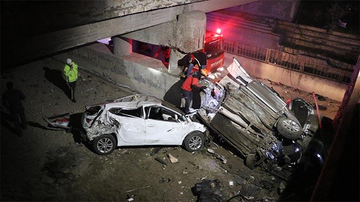 2 otomobil 4 metrelik köprüden aşağı uçtu
