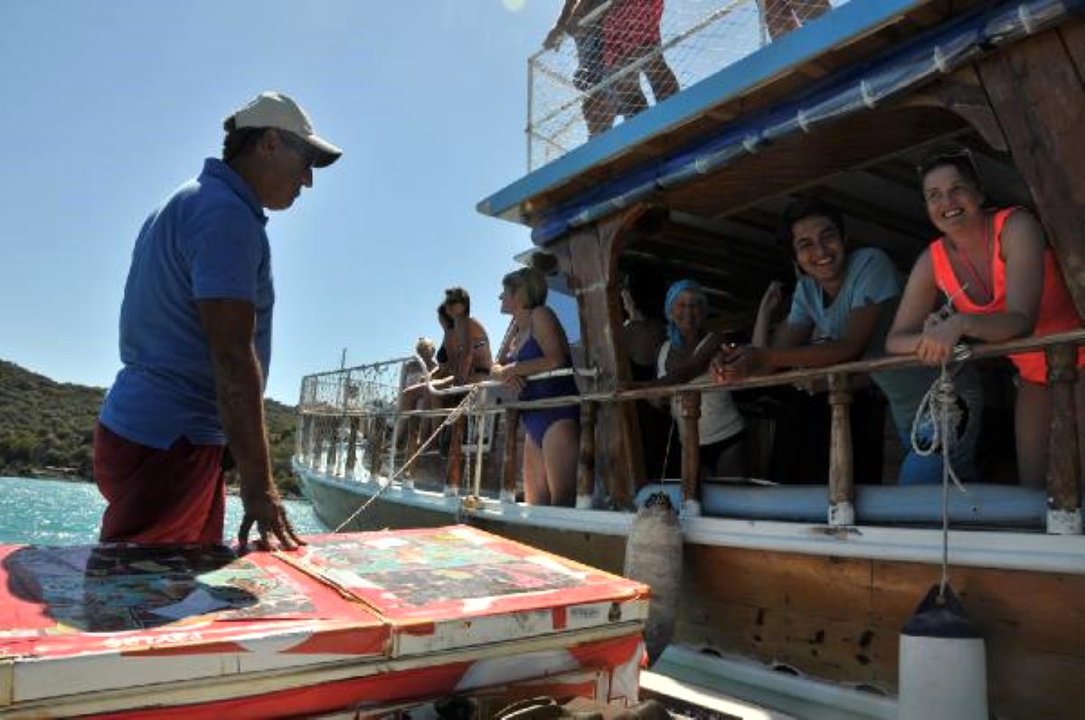 25 yıldır turistlere denizde dondurma keyfi yaşatıyor