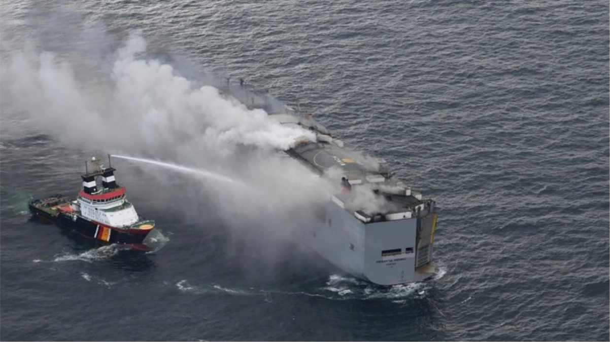 3 bin aracın bulunduğu kargo gemisinden kötü haber: Yangının söndürülmesi haftalarca sürebilir