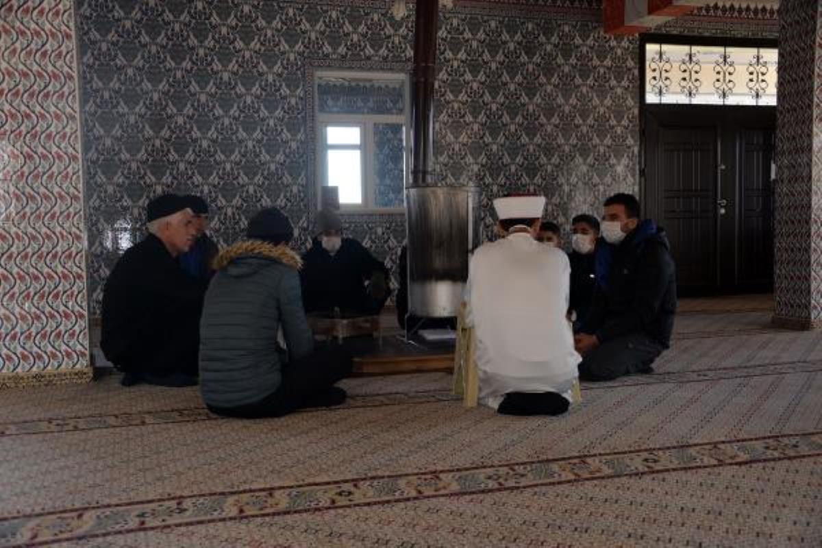 3 üniversite mezunu imam, namaz sonrası çocuklara matematik dersi veriyor