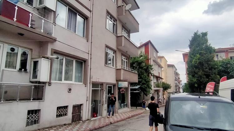3’üncü katın penceresinden düşen çocuk ağır yaralandı!