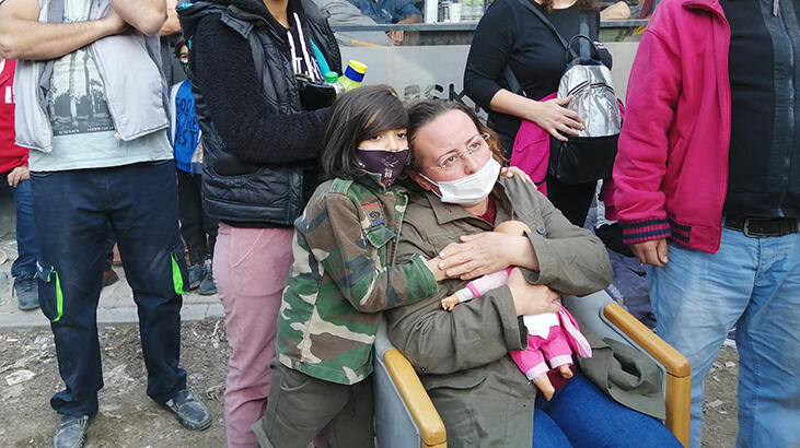 4 çocuğu enkaz altında! Oyuncaklarına sarılarak bekliyor