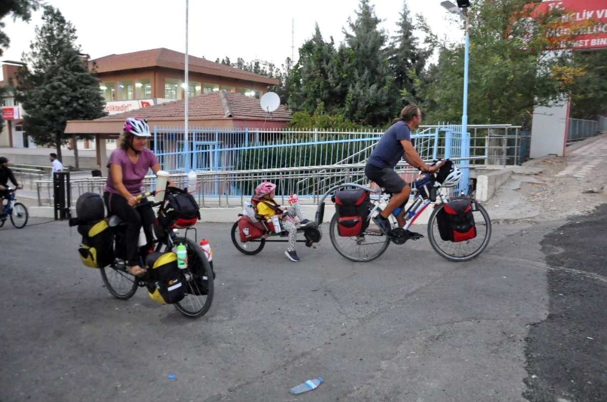 5 yaşındaki kızlarıyla bisiklete binip 105 günde 3 bin kilometre pedal çevirdiler