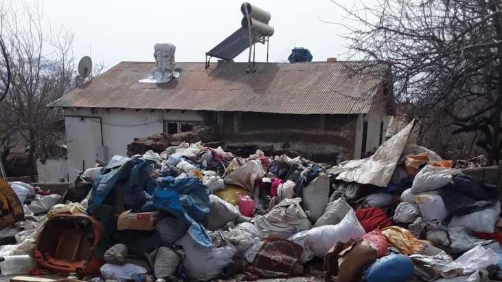 60 yaşındaki kadının evinden 2 kamyon çöp çıkarıldı