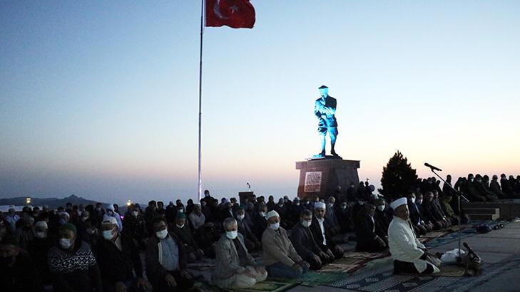 99 gençten zaferin 99'uncu yılında Kocatepe'de sabah namazı