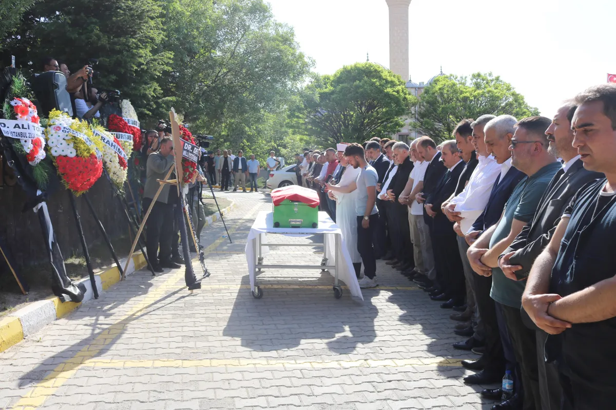 Abdullah Çatlı'nın annesi son yolculuğuna uğurlandı! Cenazeye siyasi isimler de katıldı 